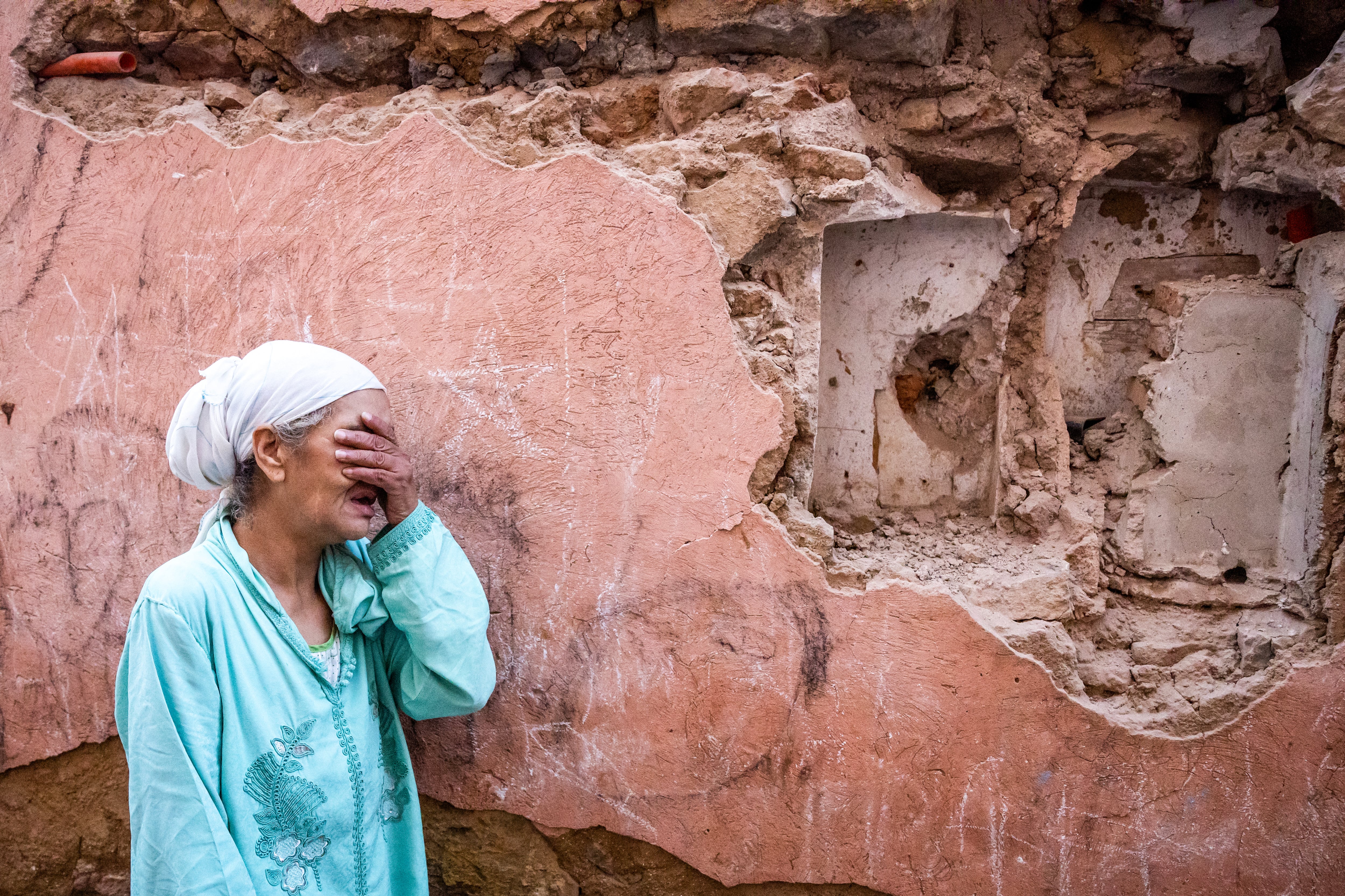 Una mujer reacciona frente a su casa dañada por el terremoto en la ciudad vieja de Marrakech, Marruecos, el 9 de septiembre de 2023. (Foto de FADEL SENNA / AFP).