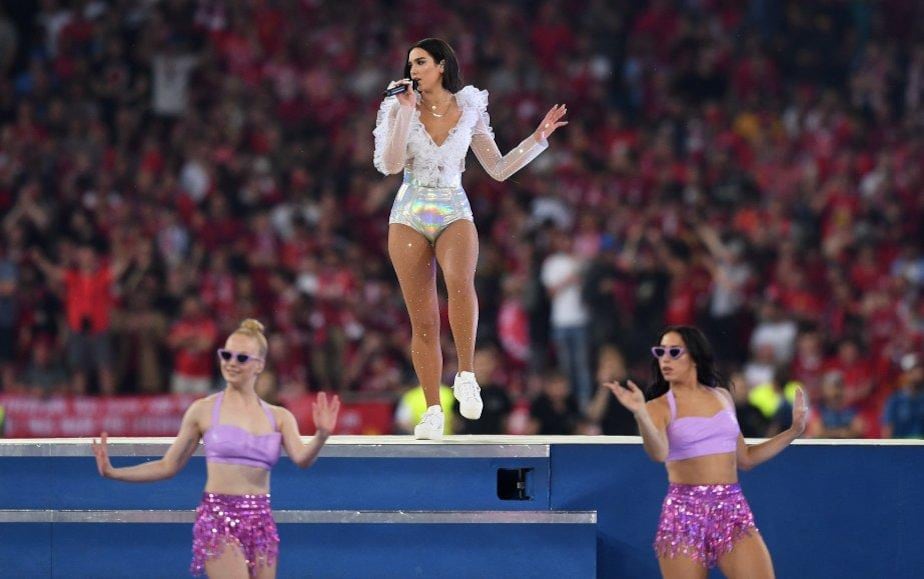 Dua Lipa interpretó sus mejores canciones en un espectáculo de música, color, luces, previo al Real Madrid vs Liverpool. (Foto: Getty Images)