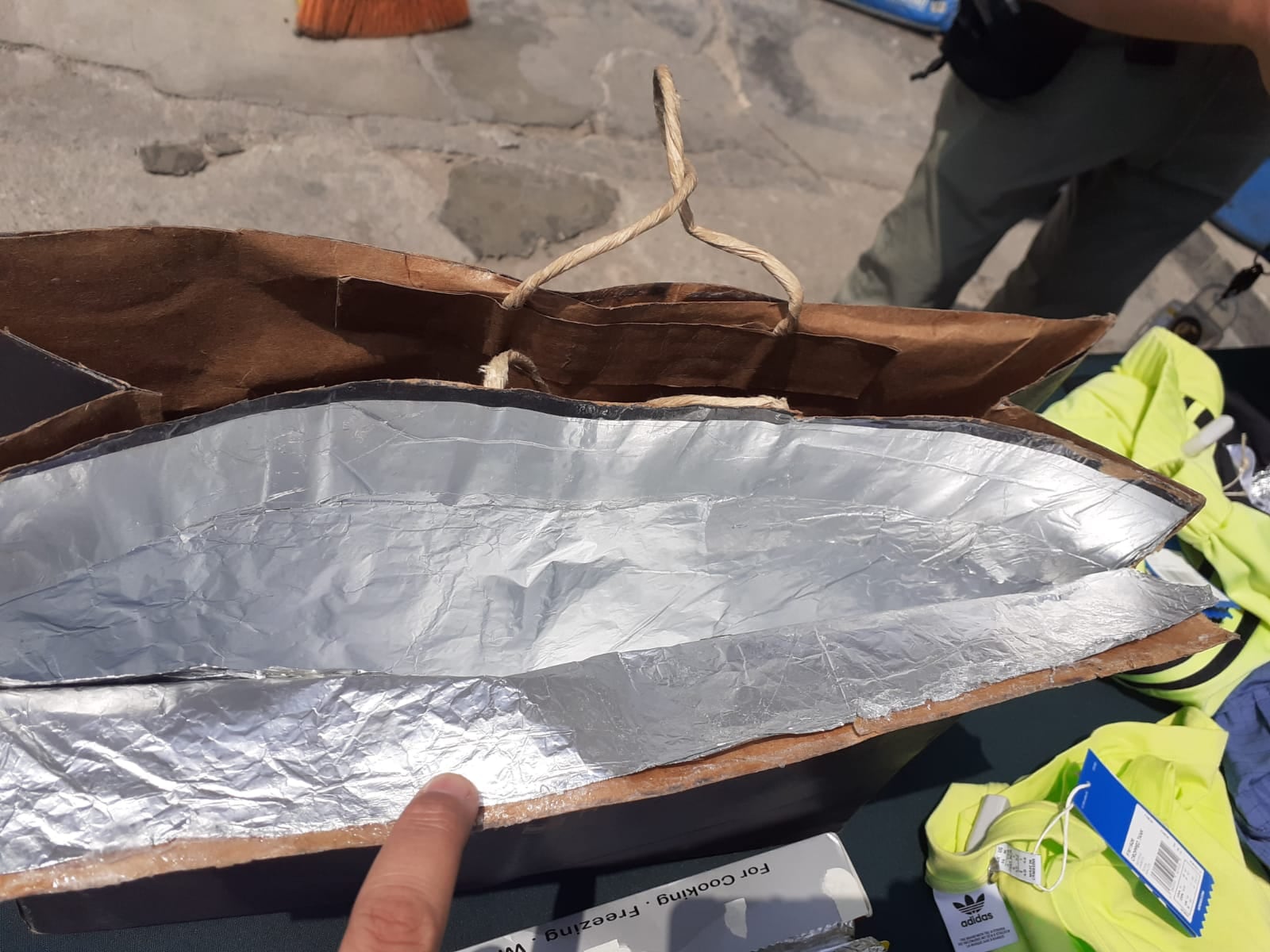 Esta banda de 'Los Chamos Tenderos' fue desbaratada al ser detenidos con ropa robada de un centro comercial. Ellos envolvían los precintos de seguridad con papel aluminio para bloquear los sensores de la puerta. (foto: TROME)