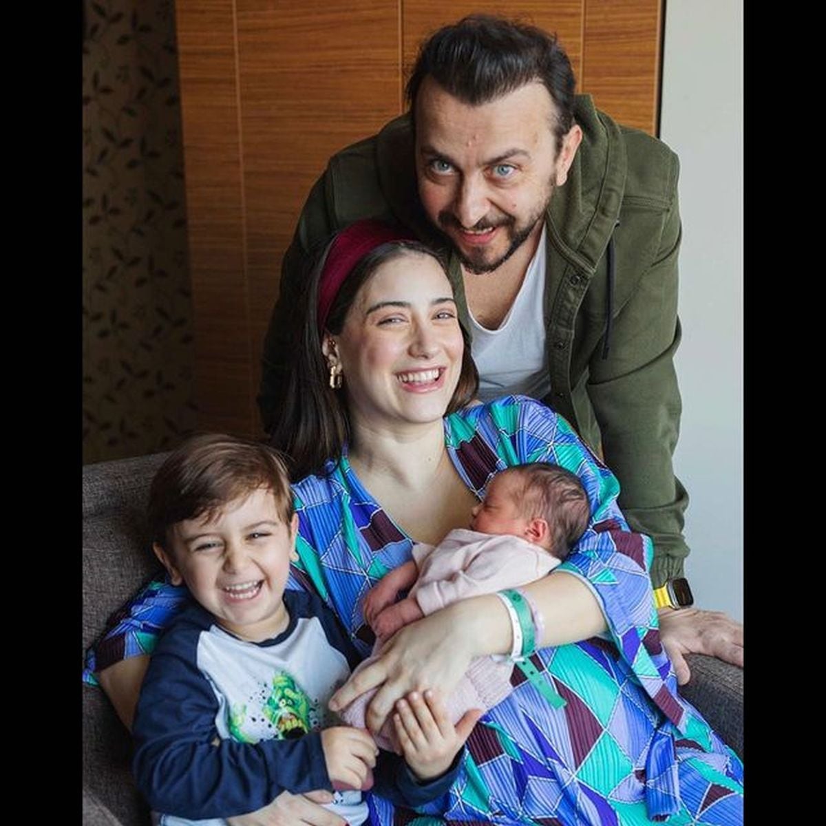 Hazal junto a su esposo Ali y dos hijos Fikret y Leyla (Foto: Hazal Kaya / Instagram)