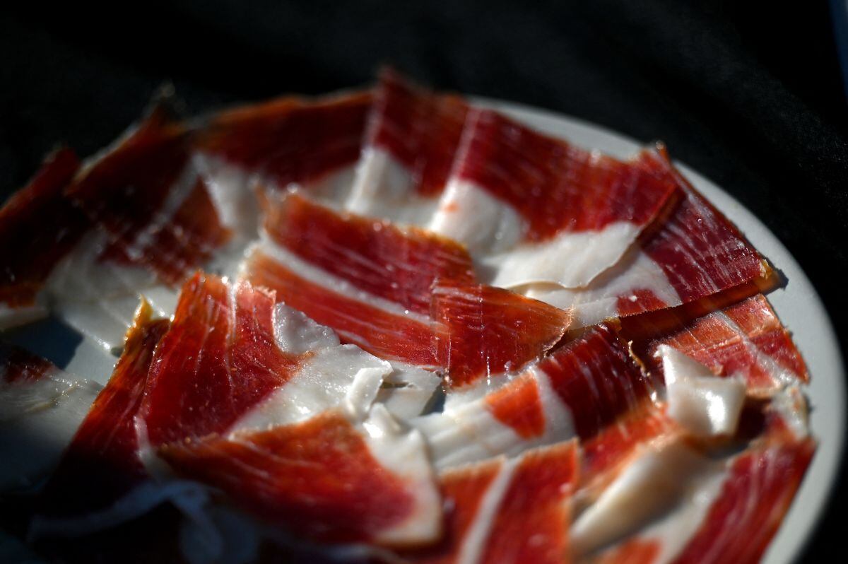 Un plato de jamón ibérico 'Pata Negra' se muestra después de ser cortado por el maestro cortador de jamón español Florencio Sanchidrian en Membrio, cerca de Cáceres el 18 de enero de 2021 (Foto: Gabriel Bouys / AFP)