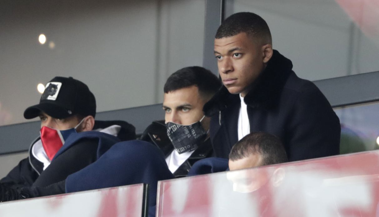 Kylian Mbappé se la ha pasado en la tribuna en los últimos 3 partidos del PSG (Foto: AP)