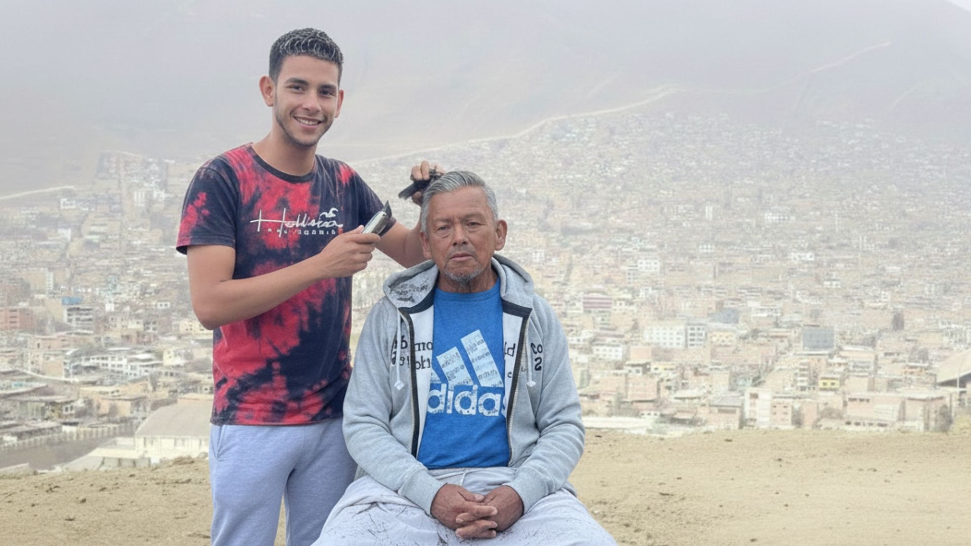 Adán Leonardo Castellanos Villanueva hace cortes gratuitos a mujer con quemaduras y abuelitos en situación de calle