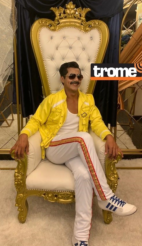 Jhony Milla es el popular 'Freddie Mercury peruano'. Él es acróbata, mimo, y actor.