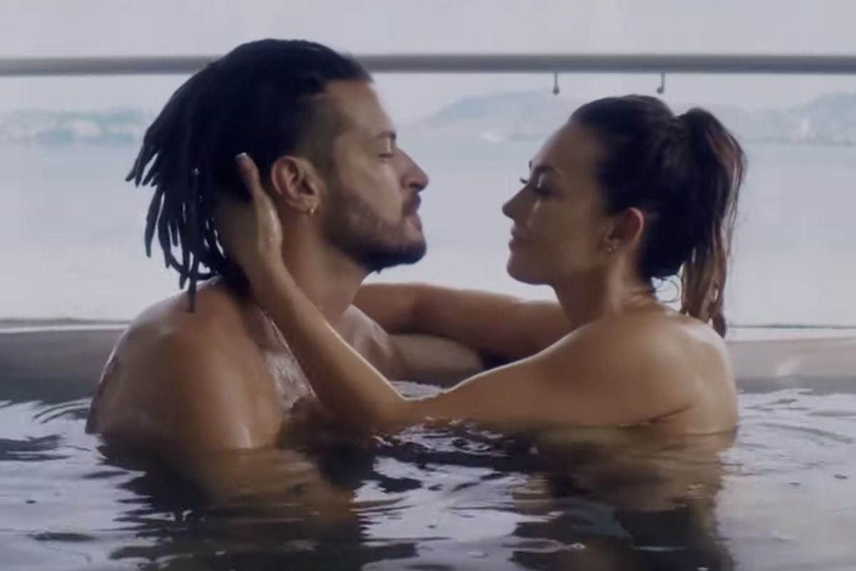 En la escena Aracely Arámbula sale presumiendo tu trabajado y bien cuidado cuerpo (Foto: Telemundo)