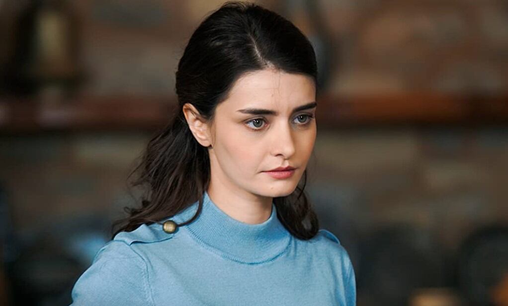 La actriz Tülin Yazkan interpreta a Menekse en La hija del embajador (Foto: Medyapım / MF Yapım)