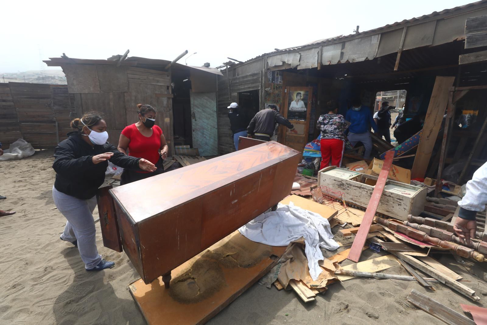 Vecinos de Ancón querían linchar a los asesinos de cinco personas, Quemaron la casa y lanzaron piedras cuando Policía se llevó a detenidos. | Foto: Gonzalo Córdova