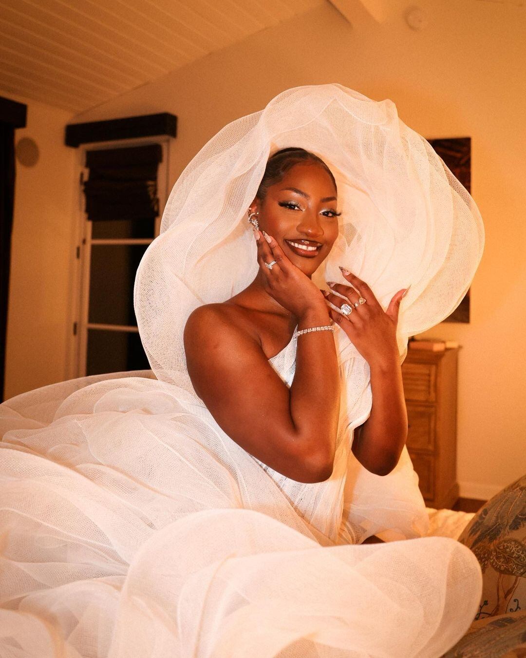 Tems fue criticada por el vestido blanco que usó en la Alfombra Roja de los premios Oscar 2023 (Foto: Tems/ Instagram)