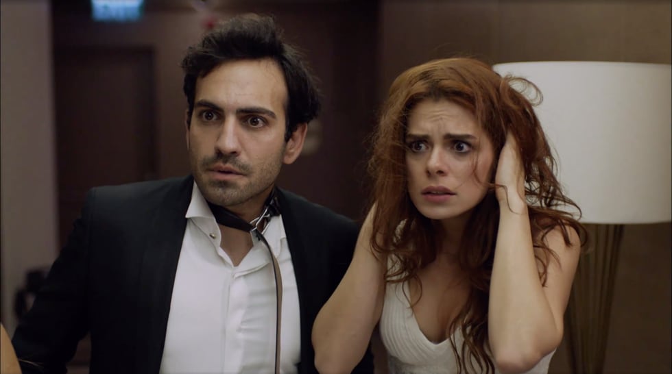 Özpirinçci y Buğra Gülsoy en una escena de "Amor a segunda vista". (Foto: Süreç Film)