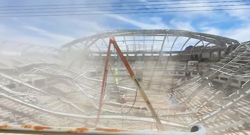 Estructura de Coliseo de Salcedo se desploma sobre obreros en Juliaca