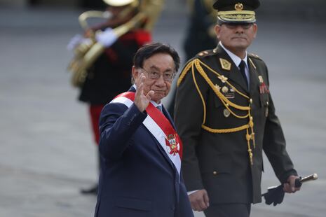 ¡Balcázar entregó la banda y se despidió del poder! Desea éxitos a Keiko y pide una democracia con reconc...