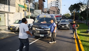 Miraflores: Policía resulta herido en choque de su moto con combi y conductor huye del lugar