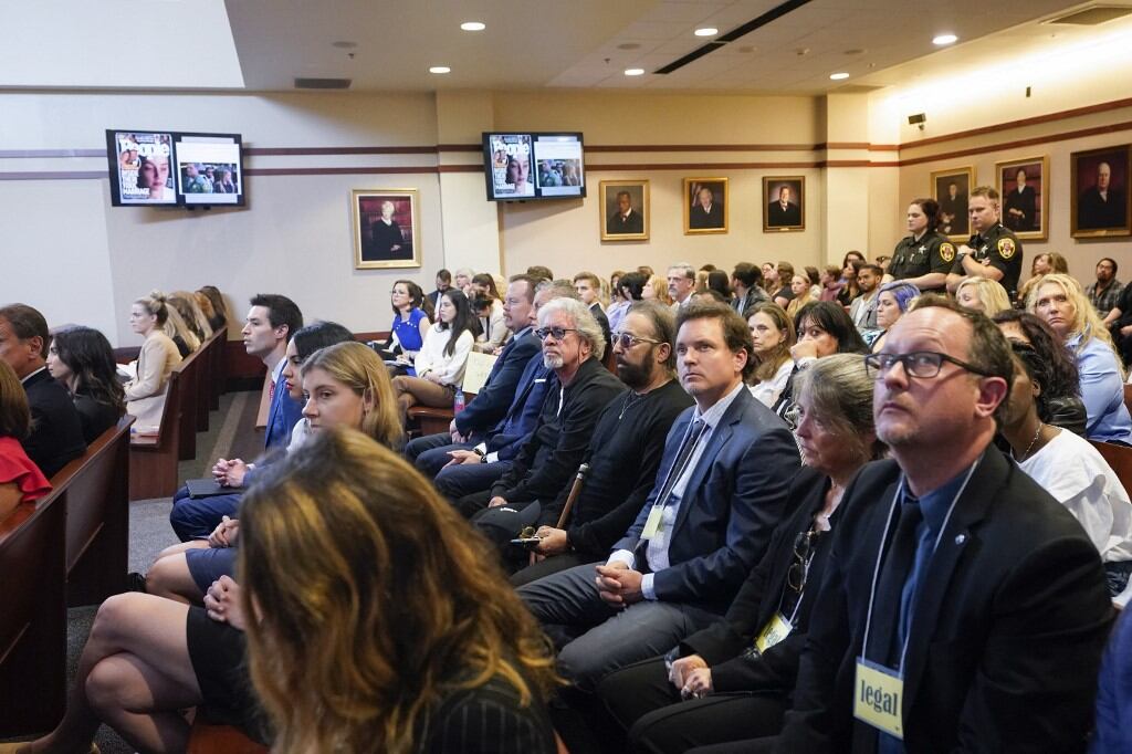 Un grupo de espectadores escuchan mientras la abogada de Johnny Depp, Camille Vasquez, habla durante los argumentos finales en el juicio contra Amber Heard.