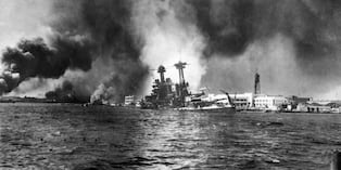 La flota estadounidense en Pearl Harbor en llamas el 7 de diciembre de 1941, tras el bombardeo masivo de la base naval estadounidense en Hawaii por parte de 360 aviones japoneses. (Foto de AFP)