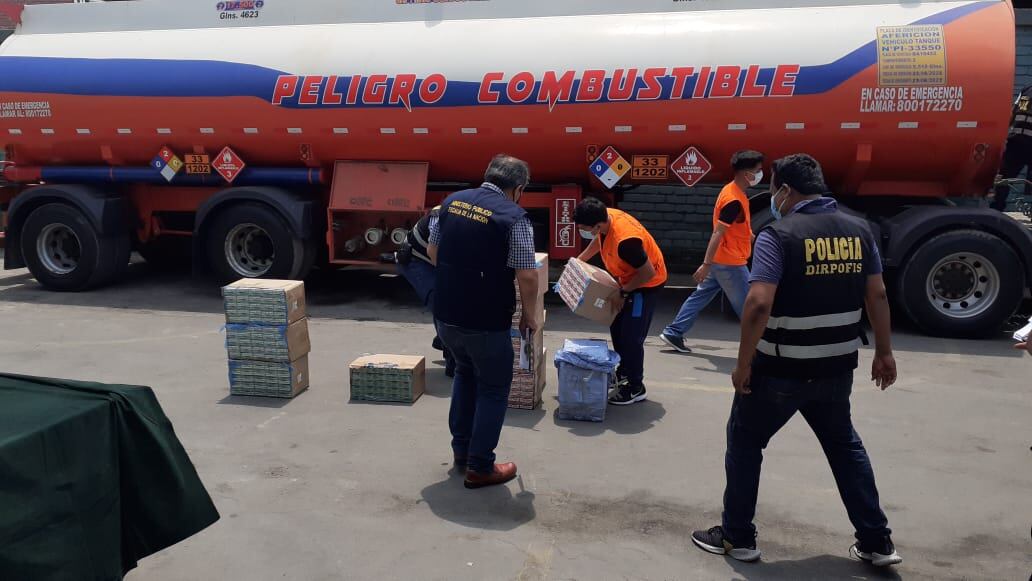 Decomisan en cisterna de combustible mercadería de contrabando valorizada en más de 2 millones de soles. (fotos: Mónica Rochabrum/Trome)
