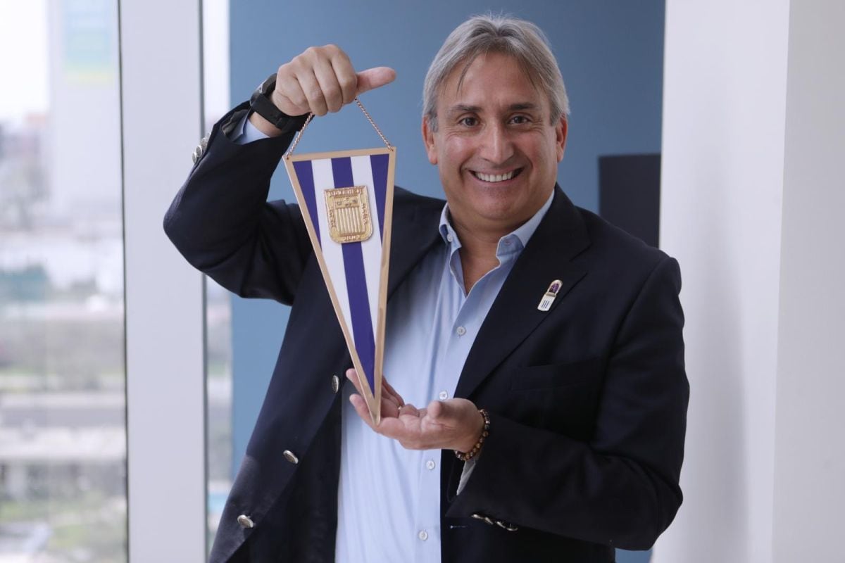 Jorge Zúñiga sosteniendo la insignia de Alianza Lima que va en el anda del Señor de los Milagros y que fue renovada luego de 45 años. (Foto: Alessandro Currarino / GEC)