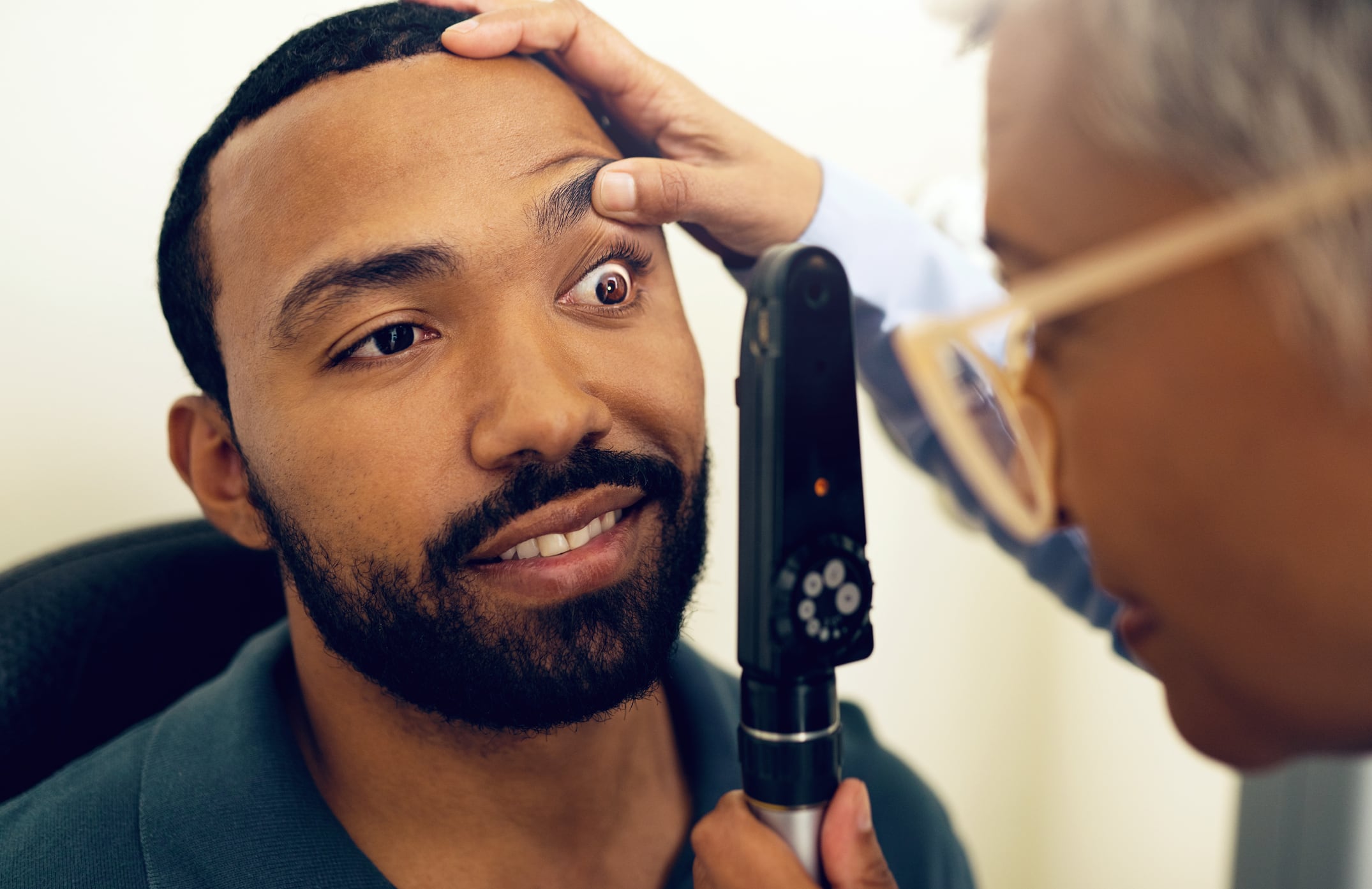 Se detecta mediante un examen llamado tonometría, que mide la presión ocular. Es rápido, no duele y puede prevenir complicaciones. Foto: Istock