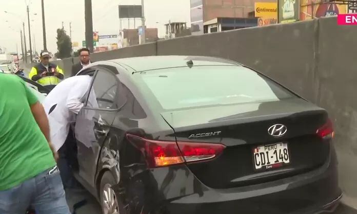 Un grave choque entre un camión y un auto se registró en Los Olivos. Foto: Canal N