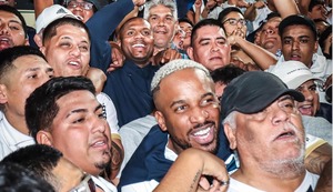 Jefferson Farfán vio el debut oficial de Paolo Guerrero en Alianza Lima con el Comando Sur | VIDEO