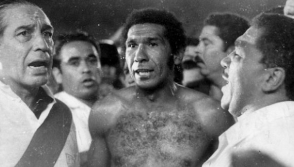 Luego del partido ante Chile en Lima, Francisco Morales Bermúdez, presidente del Perú (1975-1980) le pidió su camiseta al Julio Meléndez y entonó el himno. (Foto: USI / Video: YouTube)