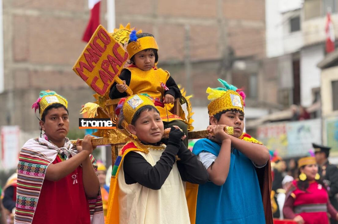 El desfile escolar de Fiestas Patrias en San Juan de Miraflores atrajo a mucho público que admiró el paso de los niños. (Isabel Medina / Trome).