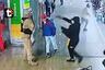 ¡Delincuentes sembraron el terror en centro comercial! Cámara capta el violento asalto de dos cambistas en Cercado de Lima