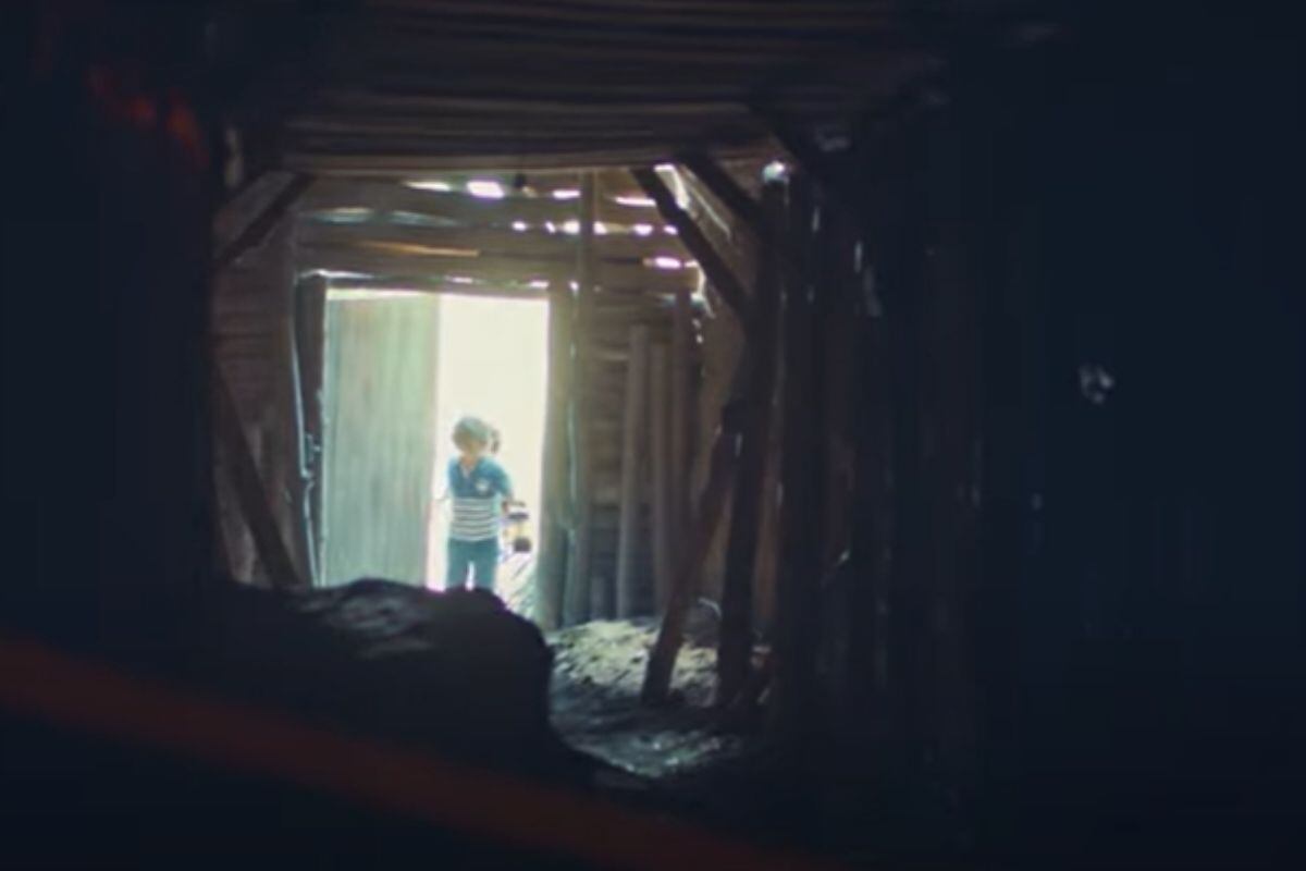 El preciso momento cuando Ahmet y Ali entran al túnel (Foto: Fox Turquía)