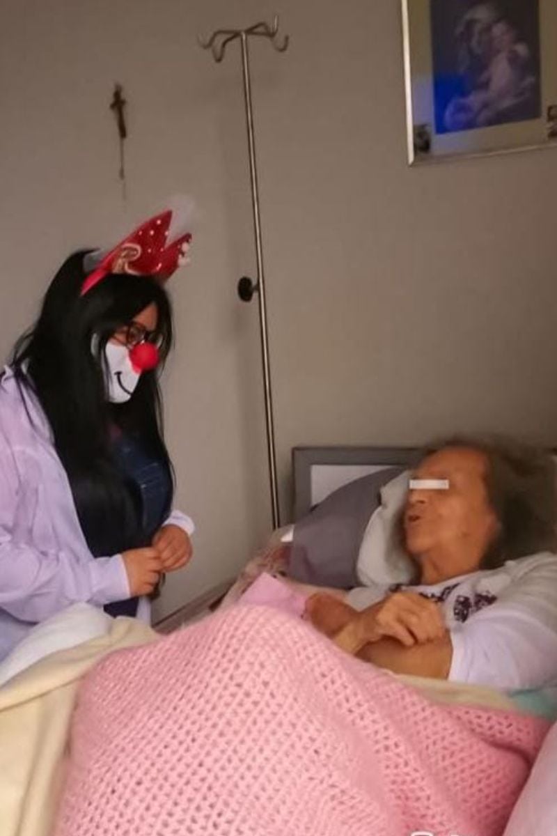 Pimpola realizó voluntariado en varios hospitales de la capital para llevar alegría. Foto: Entre Payasos.