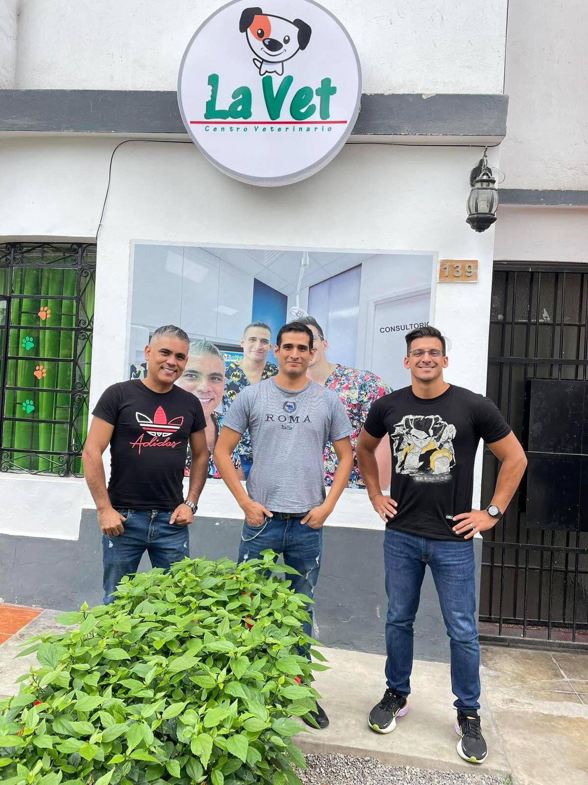 Renzo Hidalgo con sus socios veterinarios: David Guevara y Alfredo Salazar. David (el de polo plomo) es el dueño de la colección de Los Caballeros del Zodiaco que se presenta en el Museo de Greewok.