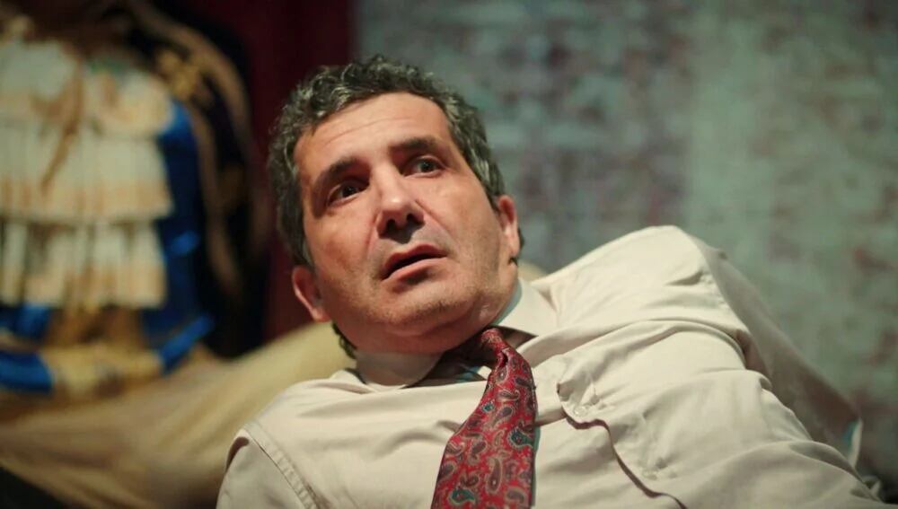 Orhan es herido en la obra de teatro (Foto: NG Medya)