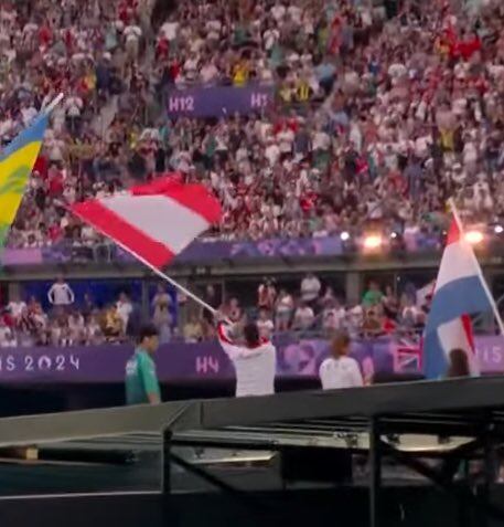 Stefano Peschiera haciendo flamear la bandera en París (@atv)