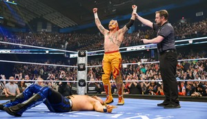 Rey Fénix debutó con éxito en WWE y hasta salvó a su rival de una grave lesión