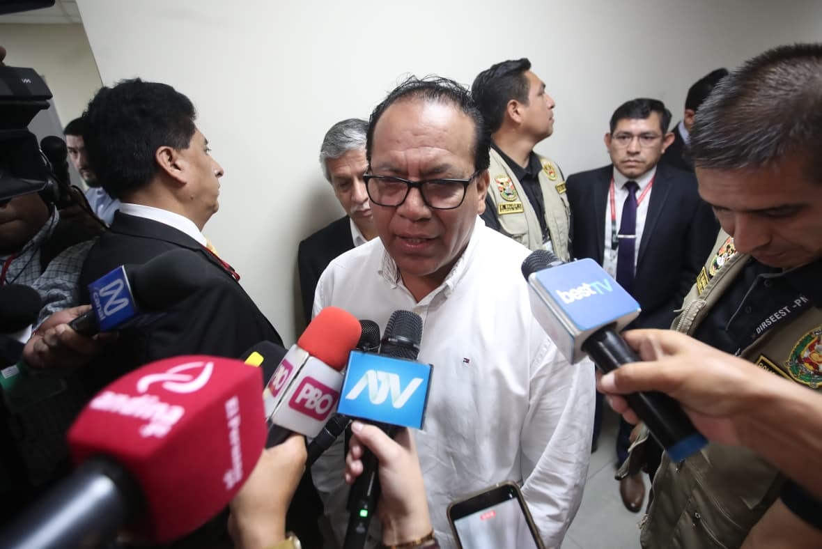 Roberto Sánchez, candidato presidencial y actual congresista, se retira luego de presidir la comisión Chancay en la sala Gustavo Mohme Llona en el Congreso de la República. (Fotos Jesús Saucedo @photo.gec)