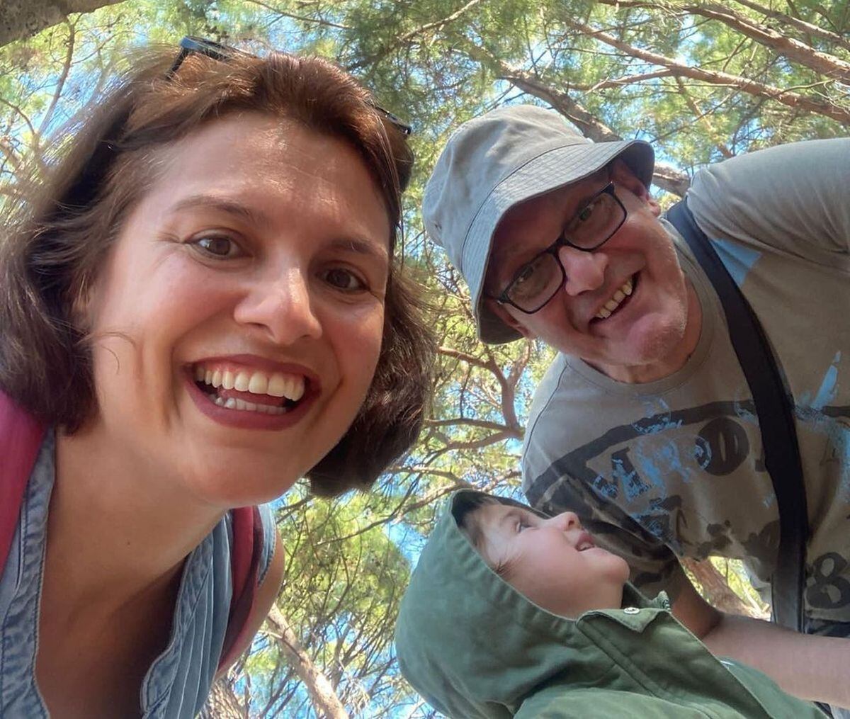 Feride Çetin y Murat Özer en un paseo familiar con su hijo (Foto: Feride Çetin/Instagram)