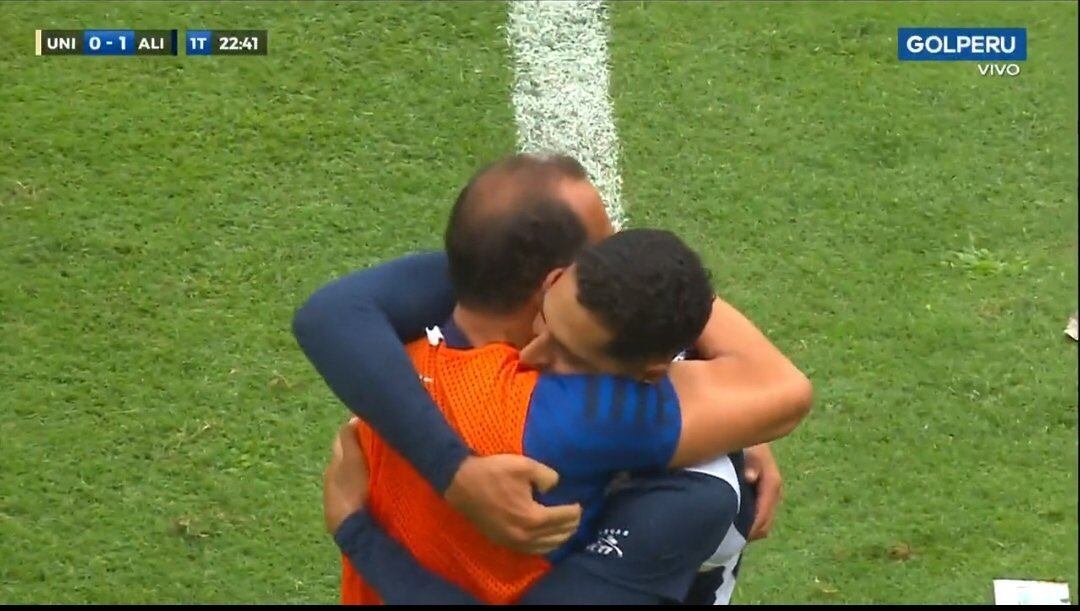 Hinchas dedicaron abrazo de Sabbag Y Barcos a Waldir Sáenz. Foto: Captura.