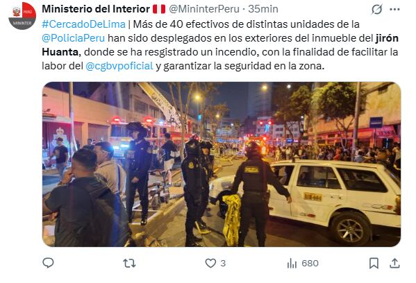 Efectivos de la PNP se desplazaron hasta el incendio para resguardar el lugar.