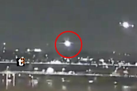 Accidente en Estados Unidos: Avión comercial con 60 pasajeros choca con helicóptero y cae al río