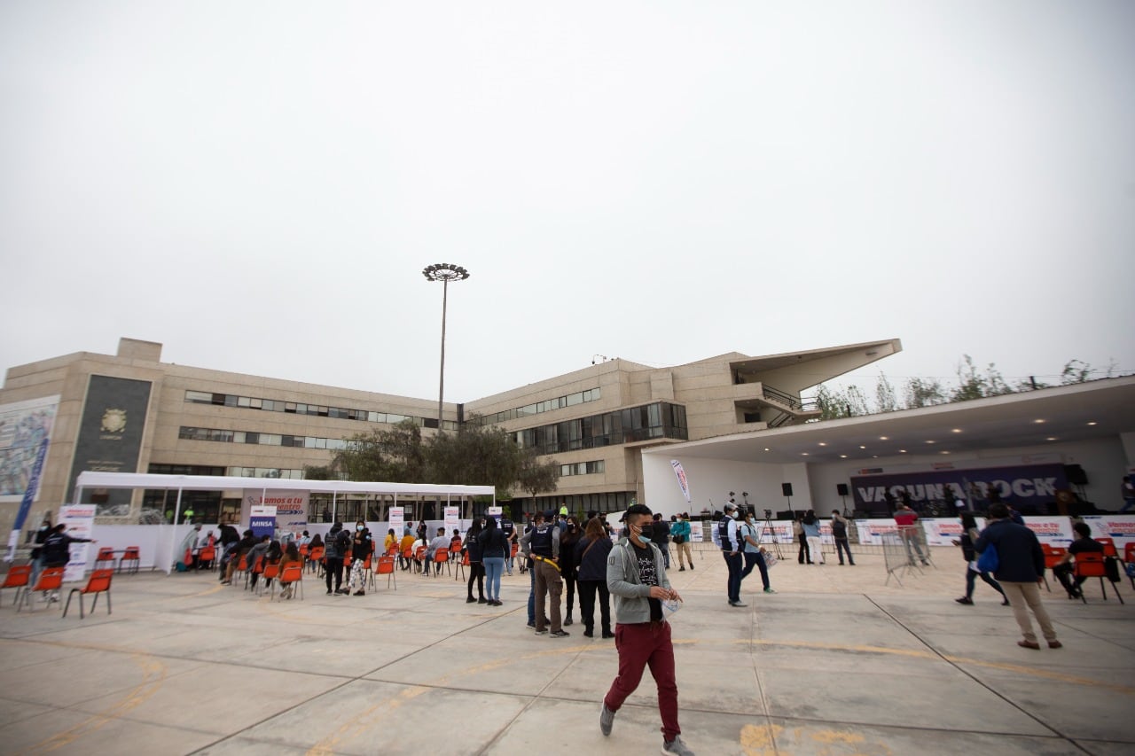 Se reportó una masiva concurrencia a universidad de San Marcos para inmunizarse contra el COVID-19. (Foto: Andrés Paredes / @photo.gec)