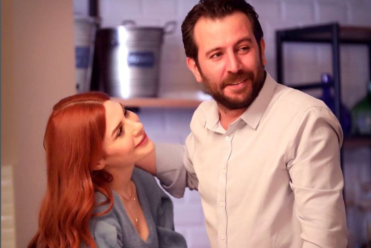 Bahar y su esposo en una tierna escena de "Infiel" (Foto: Medyapım)