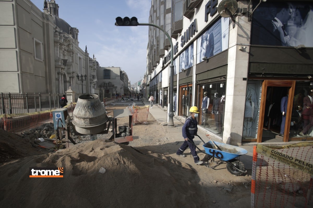 Turistas y comerciantes contentos por el retiro de las rejas en la Plaza de Armas. (Isabel Medina / Trome / Renzo Salazar)