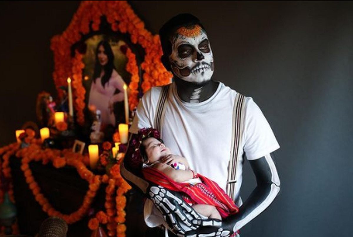 James Álvarez posó con su bebé a los pocos meses de nacida en una hermosa sesión de Día de Muertos. (@__jamesalvarez / Instagram)