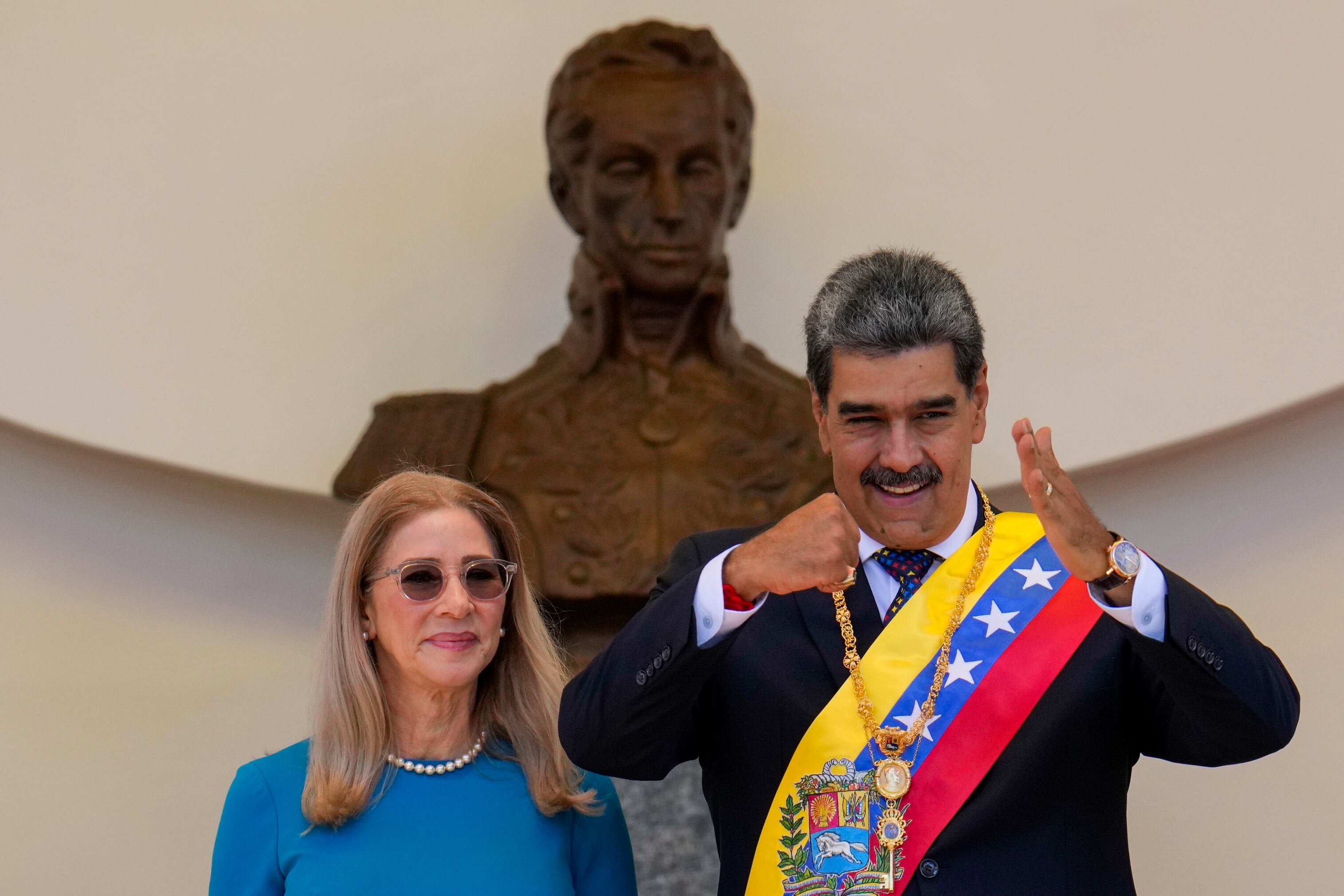 Nicolás Maduro y su esposa tras juramentación como presidente de Venezuela .(AP Photo/Ariana Cubillos)