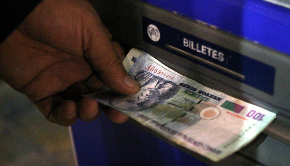 Persona retirando su gratificación de un cajero automático (Foto: Andina)