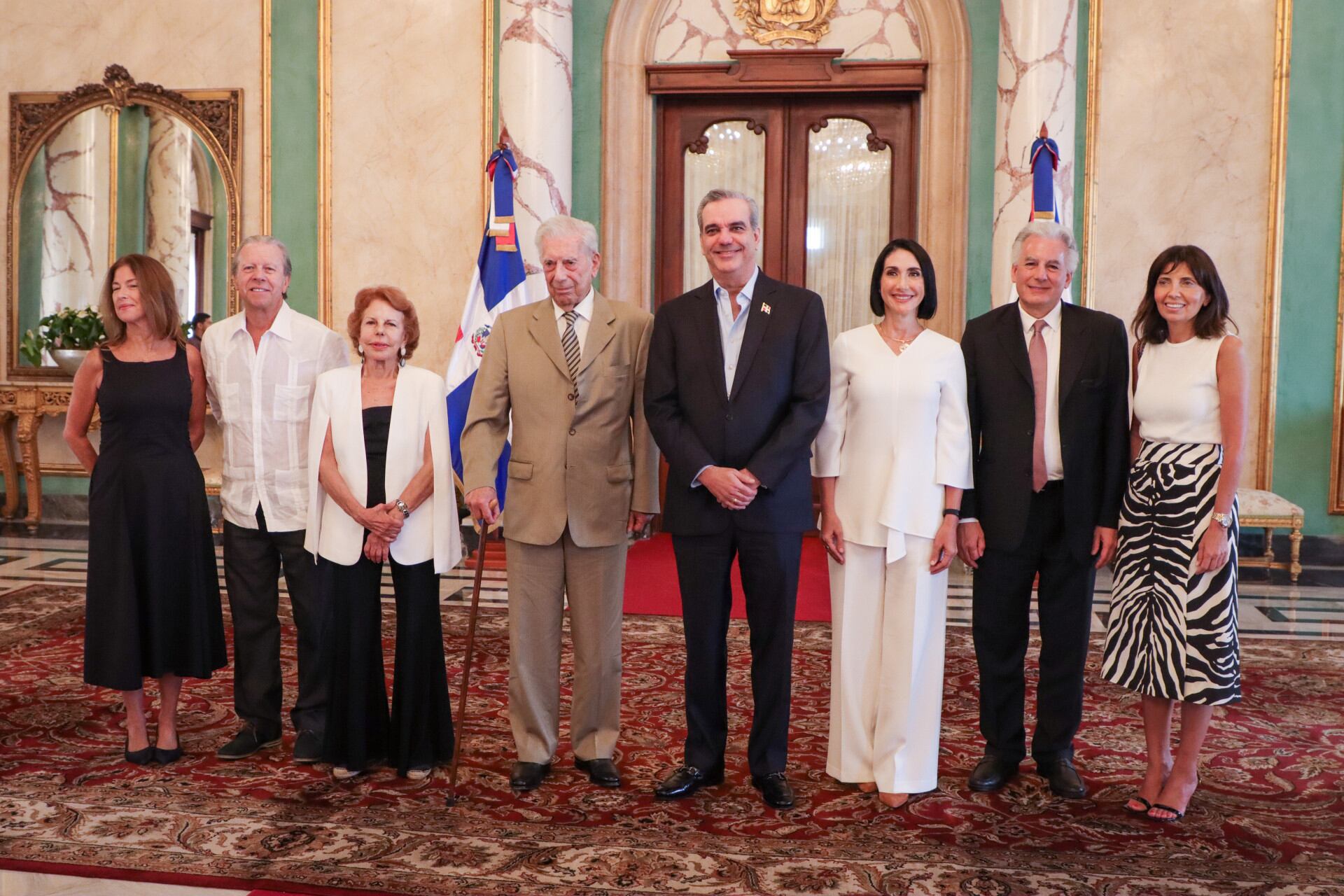 Luis Abinader junto al escritor Mario Vargas Llosa durante una visita del autor en el Palacio Nacional. (Foto: EFE).