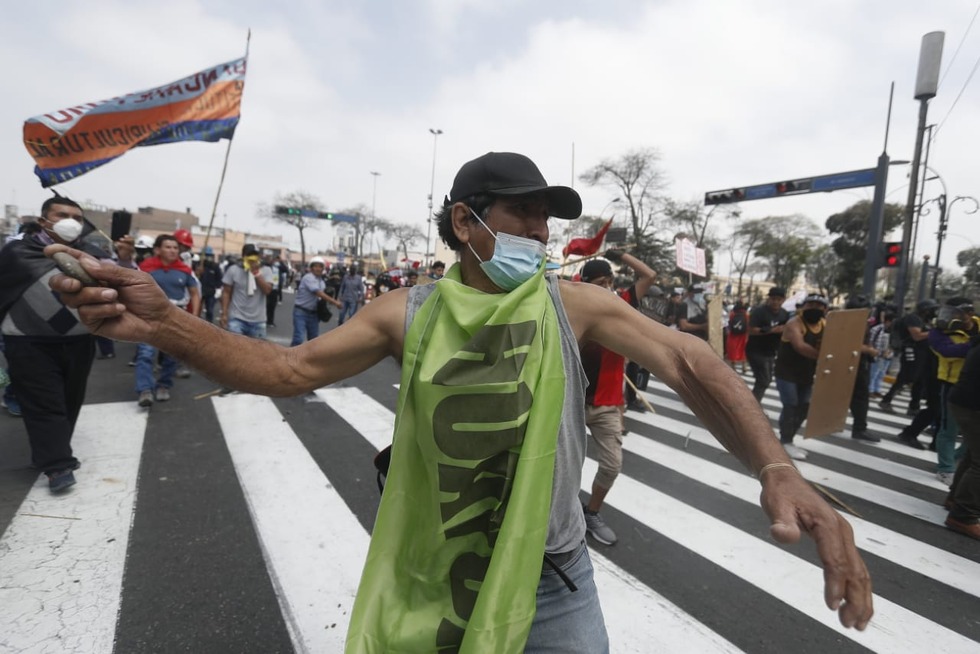 Manifestantes pugnan por llegar al Congreso durante mensaje a la Nación de Dina Boluarte. Foto: Cesar Campos/@photo.gec