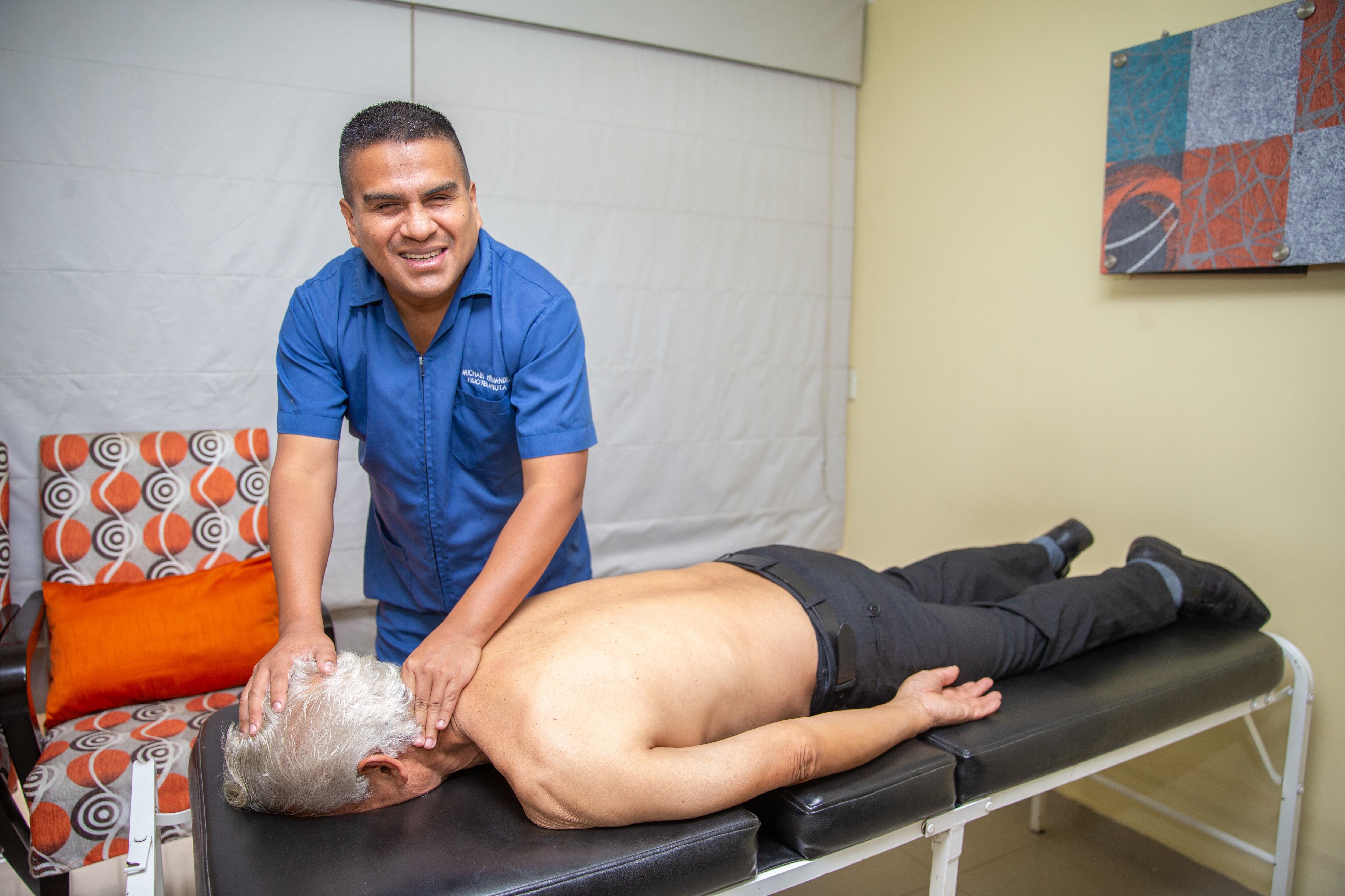 Estudió técnicas orientales de masajes y fisioterapia.