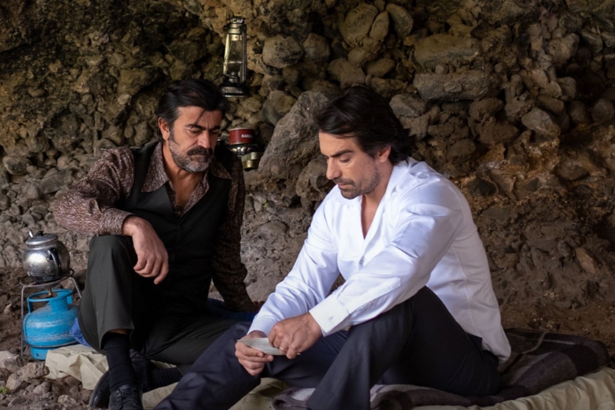 Hakan y Abdülkadir en una cueva (Foto: Tims & B Productions)