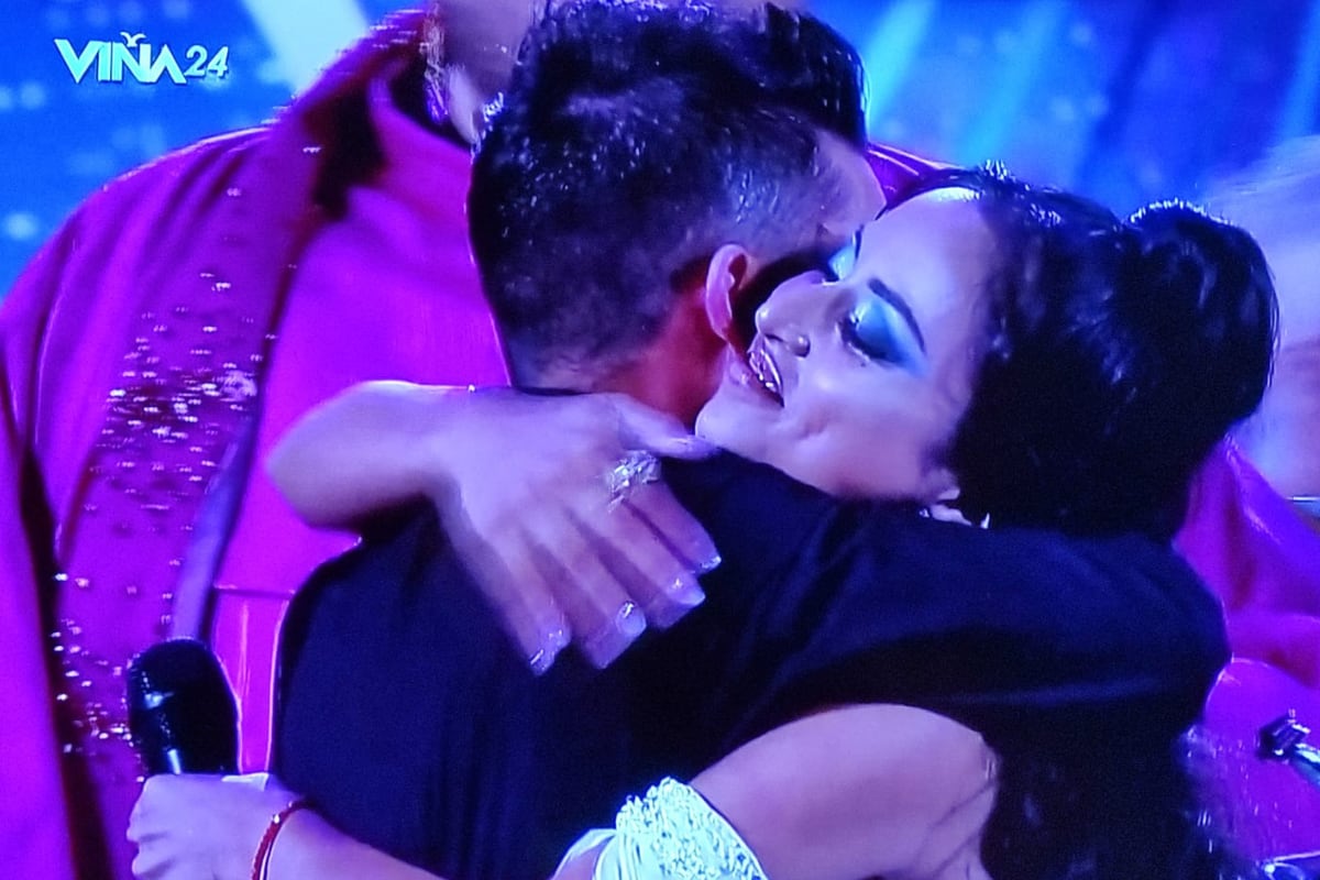 Lita Pezo abraza al ganador mexicano de Viña del Mar