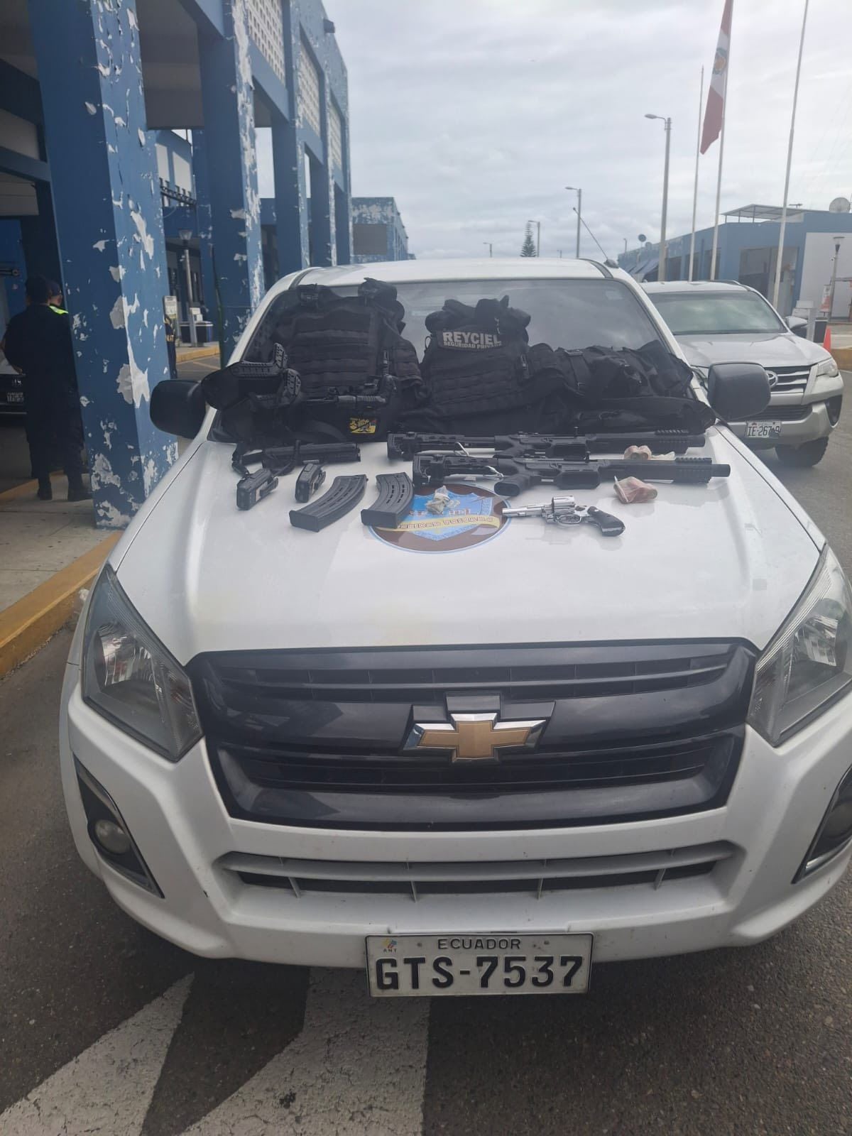 Ecuatorianos se movilizaban en camioneta repleta de equipo táctico. Foto: Difusión.