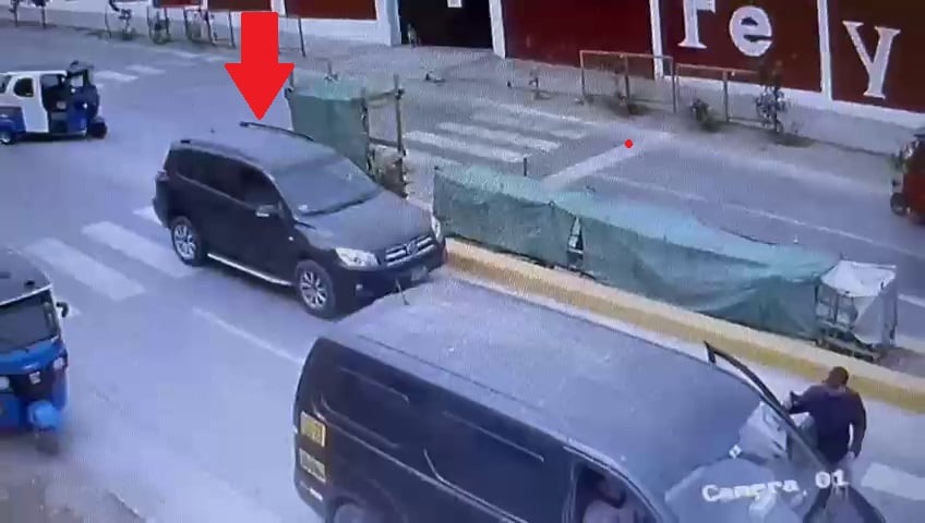 Momento en que la camioneta del 'Cholo Renca' aparece detrás del ratero que mató a trabajador.